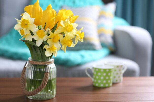 Gele Lentebloemen in woonkamer interieur