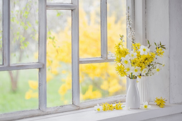 Gele Lentebloemen op vensterbank