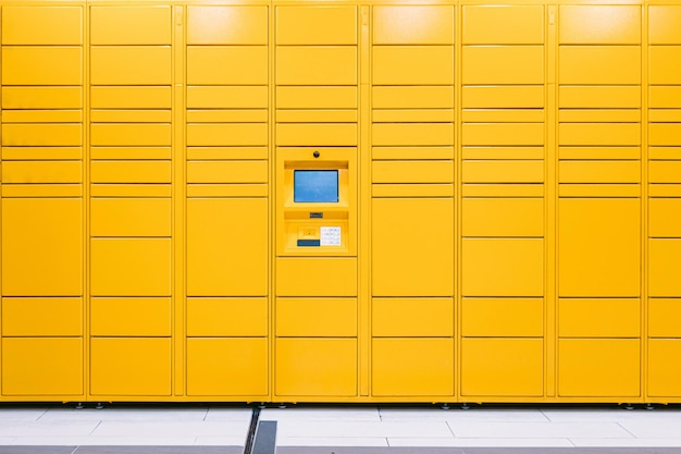 Gele locker met scherm en scanner voor het opbergen van online gekochte pakketten. Messaging concept, vergelijk online, e-commerce en pakketten