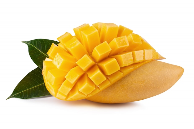 Gele mango die op een wit wordt geïsoleerd