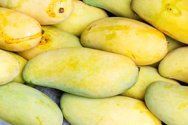 Gele mango in de lokale markt, Thailand.