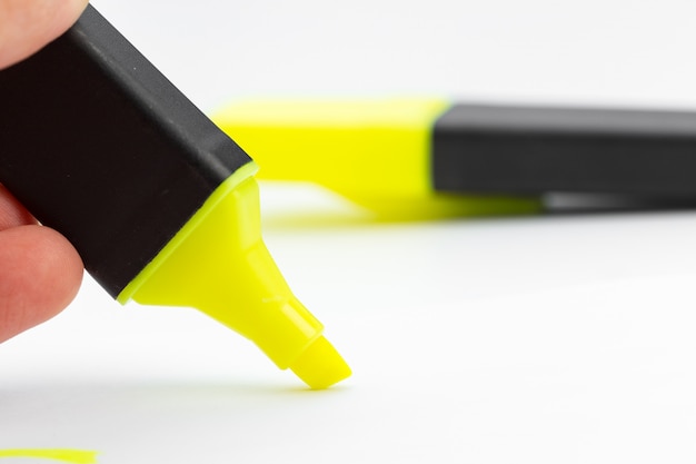 Gele markeerstift pen en doodles geïsoleerd op een witte achtergrond