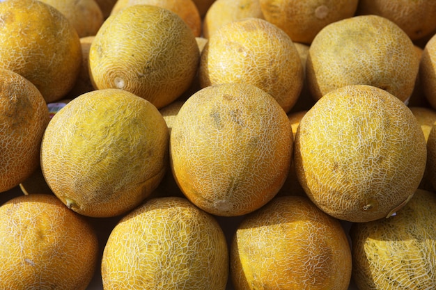 Gele meloenvruchten markt gestapelde rijen