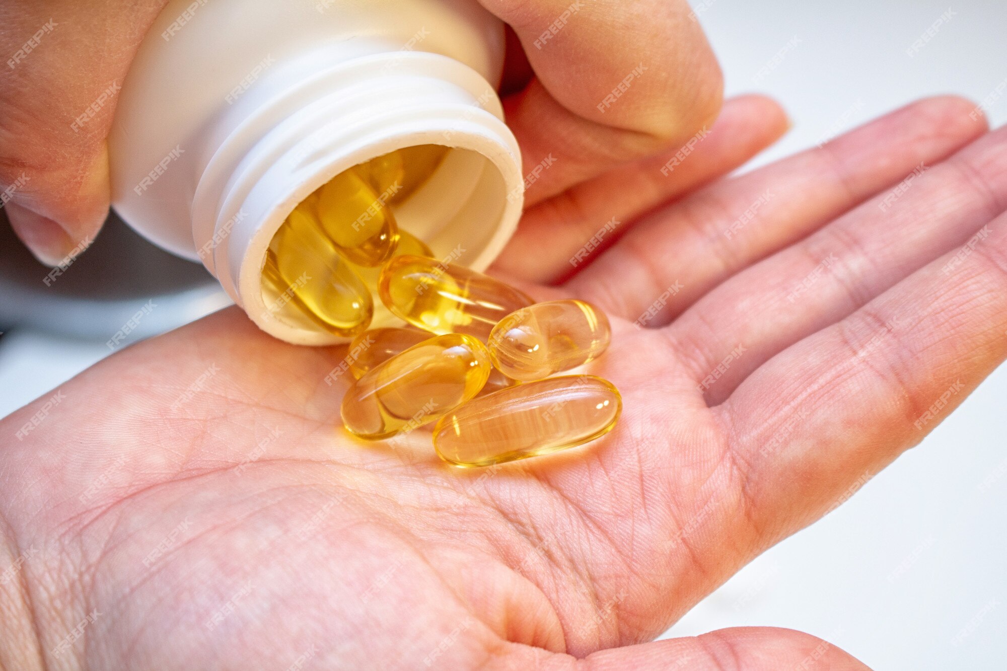 cijfer Bijzettafeltje Oriënteren Gele omega 3 visolie pillen in een hand. gezonde sport vitamines concept. |  Premium Foto