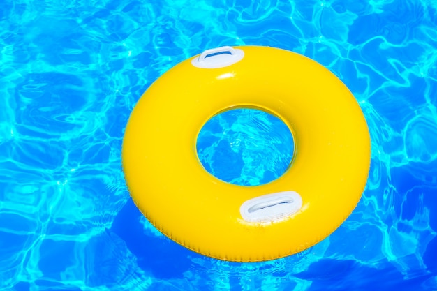 Foto gele opblaasbare kindercirkel in het zwembad
