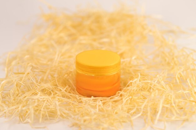 Foto gele oranje cosmetica in een glazen pot close-up foto cream patches