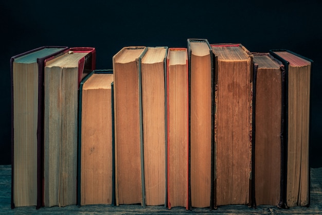 Gele pagina's Oude papieren boeken. Achtergrond voor educatieve teksten.