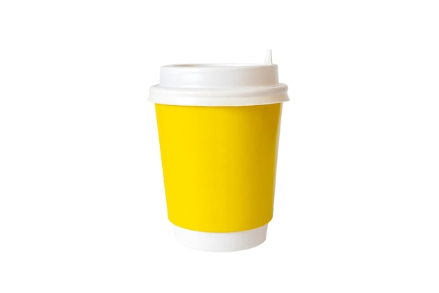Gele papieren koffiemok op een afgelegen witte achtergrond Lege ruimte voor tekst en ontwerp op een kopje koffie Het formulier voor de naam van de koffie of het bedrijf of de coffeeshop
