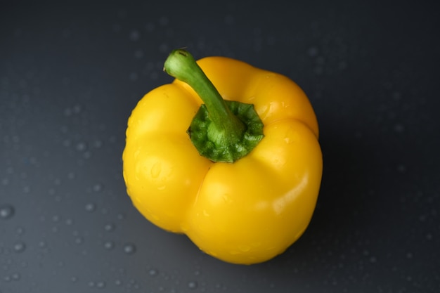 Foto gele paprika met waterdruppel