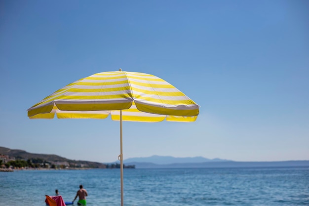 Gele parasol op de achtergrond van het zeelandschap