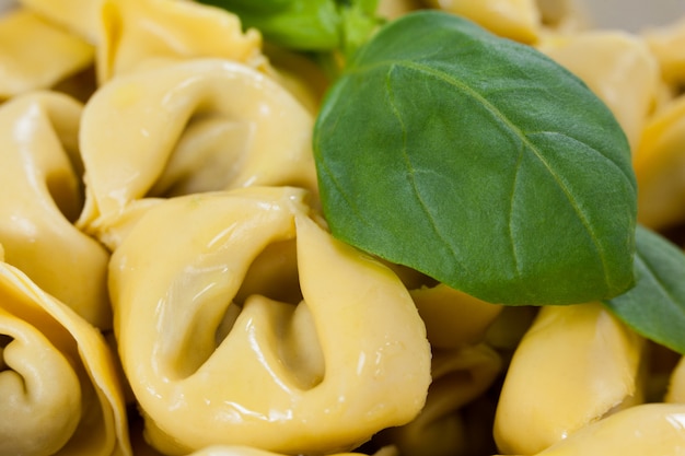 Gele pasta met kruiden