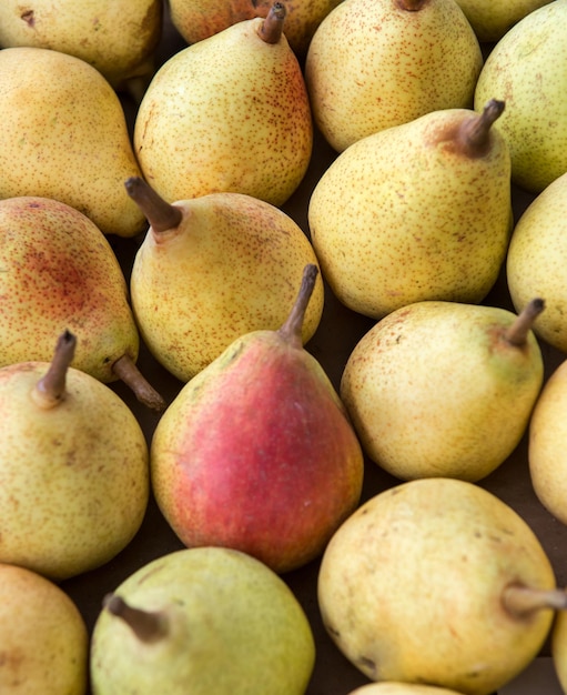 Gele peren op de markt ideaal voor achtergronden