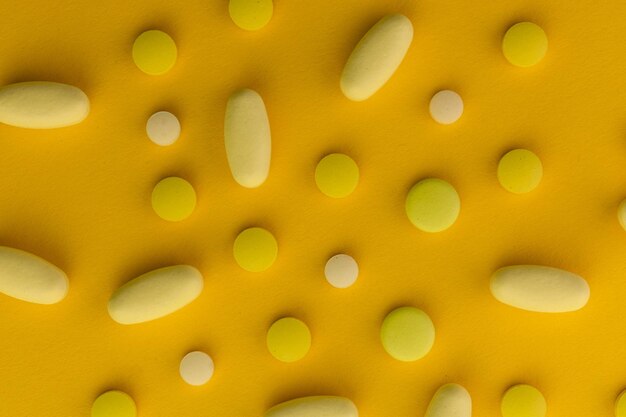 Gele pillen op een gele achtergrond