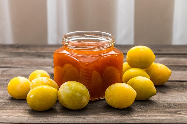 Gele pruimen op tafel en een potje pruimenjam