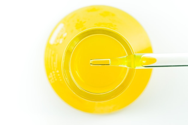 Foto gele reageerbuis van wetenschappelijk glas
