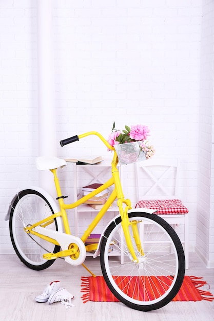 Gele retro fiets in ruime lichte kamer