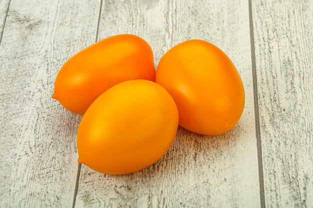 Gele rijpe smakelijke tomaten groenten