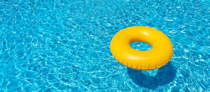 Foto gele ring drijvend in een verfrissend blauw zwembad