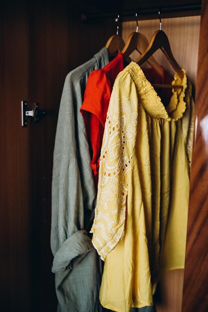 Foto gele rode en gele kleding in de kast