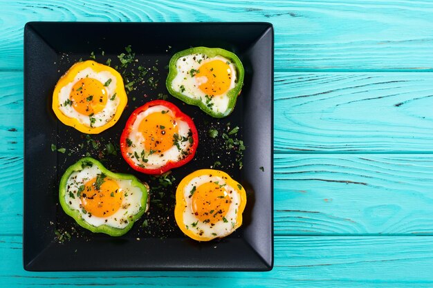 Foto gele rode en groene paprika met gebakken eieren kleurrijk gezond ontbijt