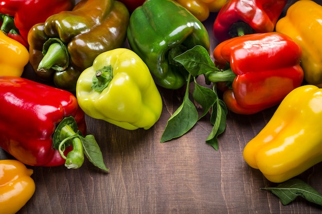 Gele, rode, groene en oranje paprika's