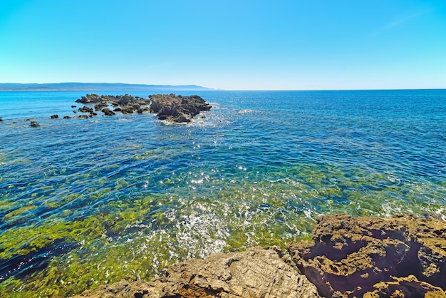 Gele rotsen en blauwe zee in Sardinië, Italië