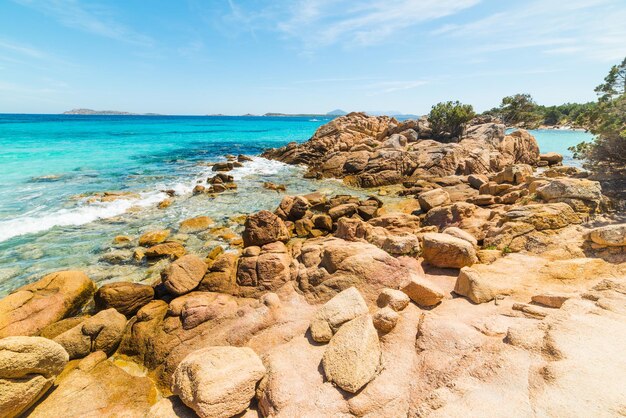 Gele rotsen en turkoois water in Sardinië, Italië