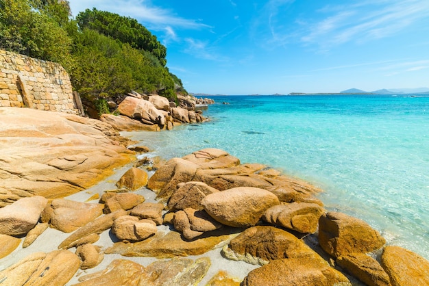 Gele rotsen in Capriccioli-strand Sardinië