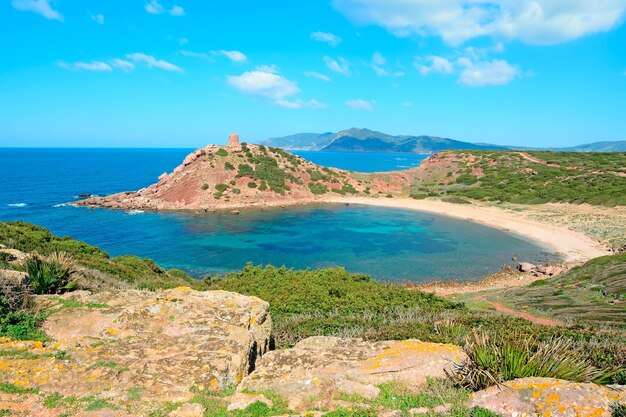 Gele rotsen in de kust van Porticciolo Sardinië