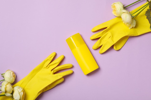 Gele rubberen handschoenen met bloemen en borstels.