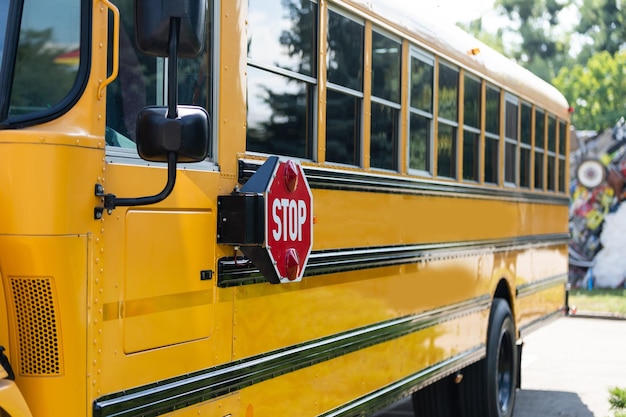 Gele schoolbus op straat