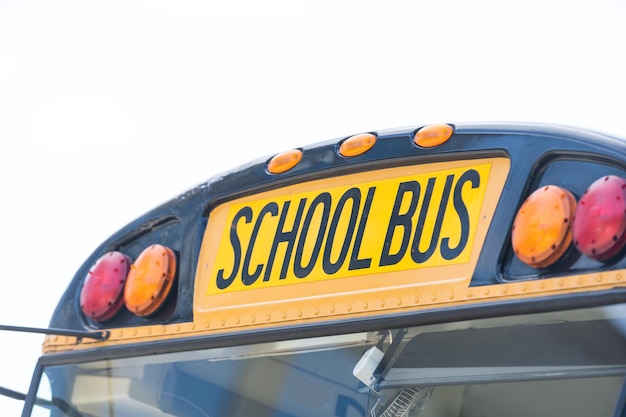 Gele schoolbus op straat