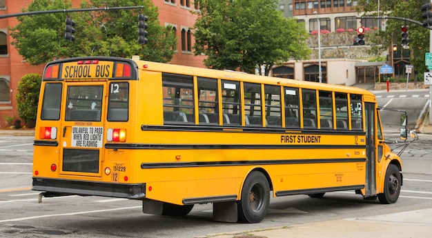 Foto gele schoolbus symboliseert onderwijs, kindertijd, lerende gemeenschapsveiligheid en de reis van k