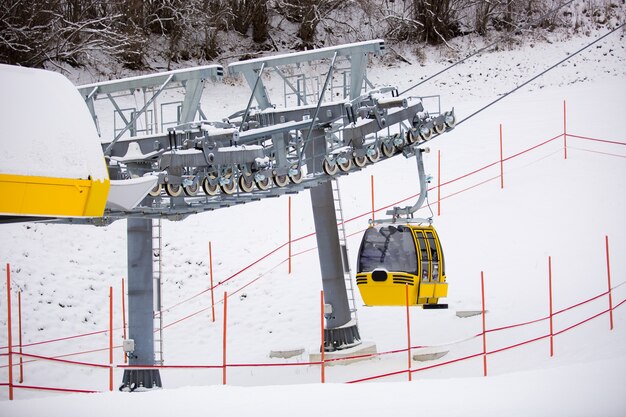 Foto gele skiliftcabine op de skihelling bij oostenrijkse alpen