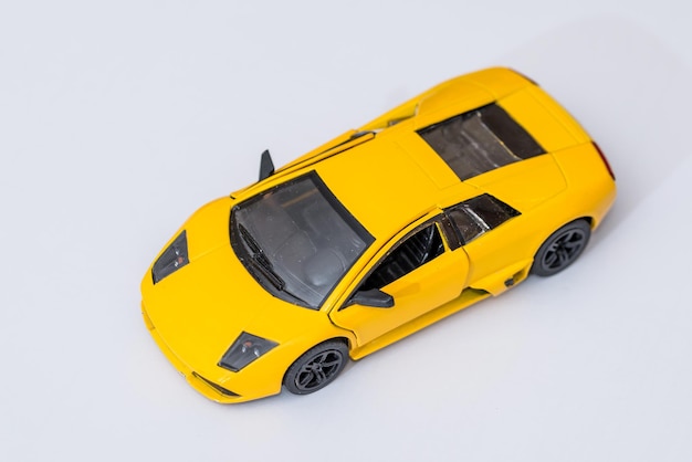 Gele speelgoedauto geïsoleerd