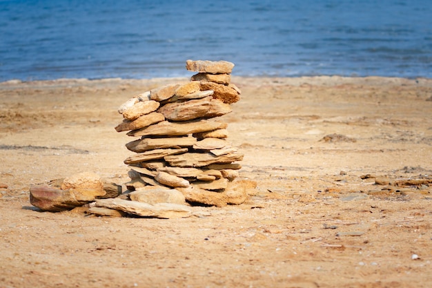 Gele stenen liggend op het strand