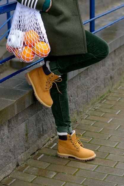 Gele stijlvolle vrouw laarzen