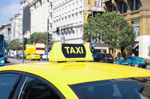 Foto gele taxi auto met een checker