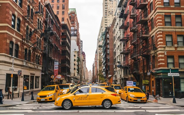 Gele taxi passeert Greenwich Village appartementen in New York City