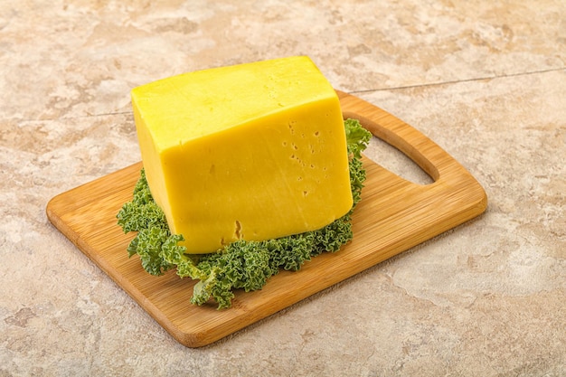 Gele tilsiter kaas zuivelproduct baksteen