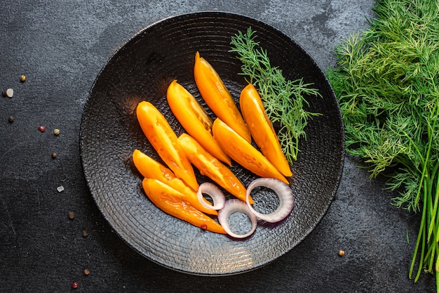 Gele tomaat plakjes salade groenten biologisch gezond eten