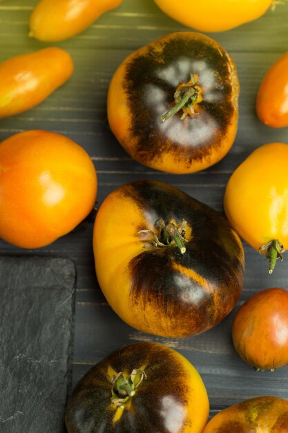 Gele tomaten Golden Crabapple op een oude houten tafel