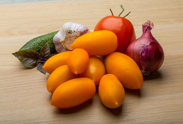 Gele tomaten op het bord