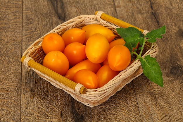 Gele tomatenhoop in de houten kom