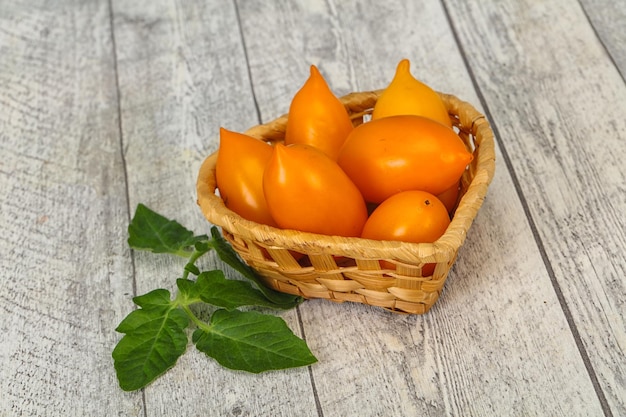 Gele tomatenhoop in de houten kom