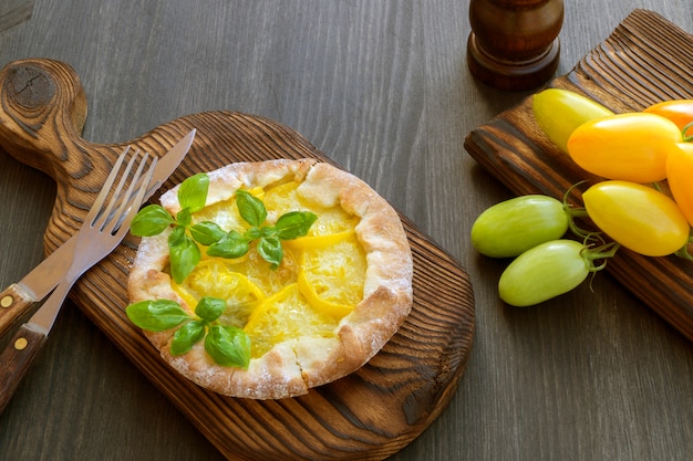 Gele tomatenpastei op een houten raad.