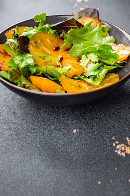 gele tomatensalade groene bladsla gezonde maaltijd voedsel snack op tafel kopie ruimte voedsel