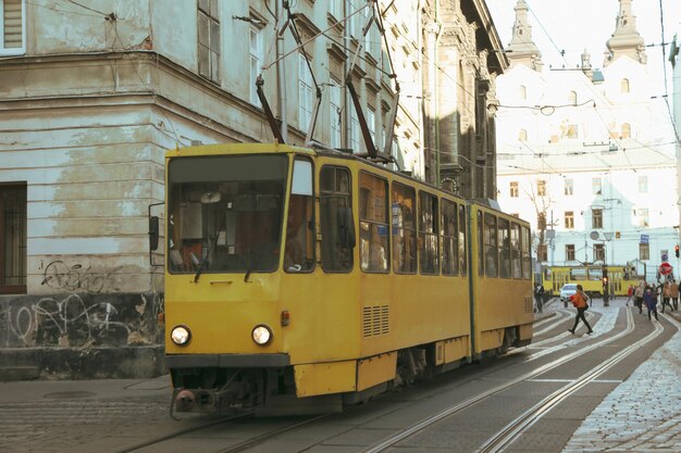 Gele tram in de stad van Lviv in zonnige dag