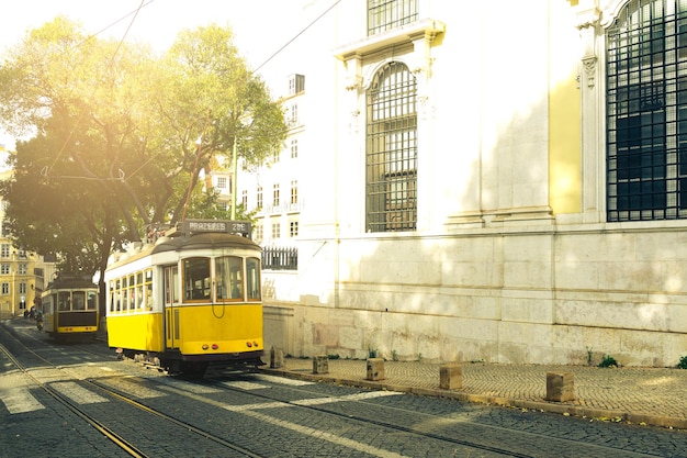 Gele trams op een straat in Lissabon Portugal