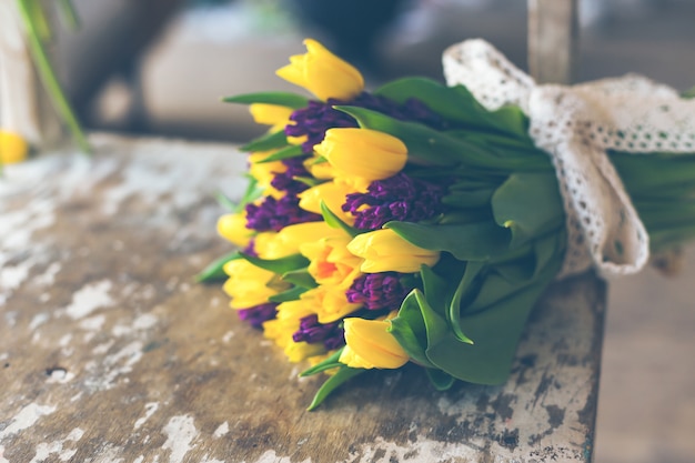 Gele tulpen en paarse hyacinten bloemen boeket